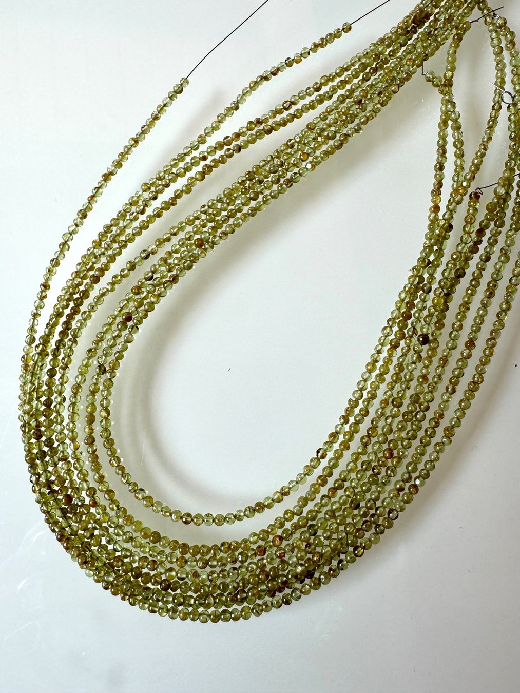 Ketten: Peridot. Olivin        extra  runde  feine Form   3mm  44cm – Neu und originalverpackt aus Leuggern von gemshow
