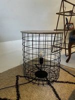 Beistelltisch mit integrierter Lampe im Industrial-Stil