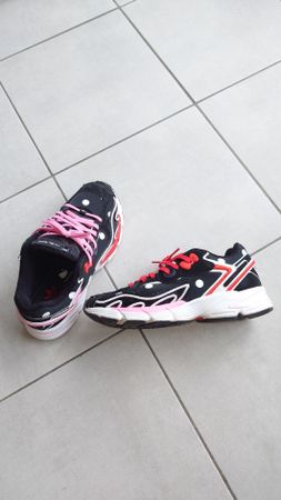 Adidas Hello Kitty Sneaker, US 7.5, schwarz gemustert,