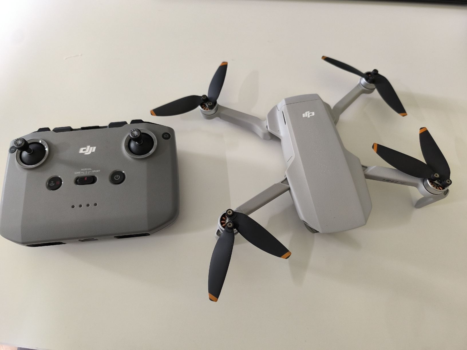 DJI RC Modellbau: Dji Mini 2SE – Gebraucht aus Langenthal von blackdiamond171