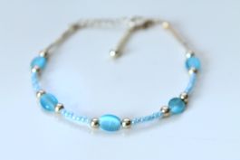 ARMBAND / Armkette mit hellblauen Perlen  Neu & Ovp!