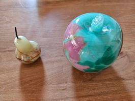 1 Apfel aus Glas ca 9x7cm, 1 Birne aus Calcit Höhe 6cm