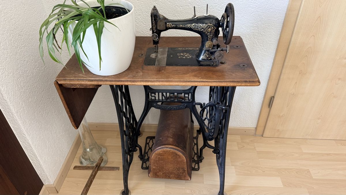 Tutte le decorazioni: echte alte Singer-Tret-Nähmaschine – Usato da Suhr venduto da Seri014