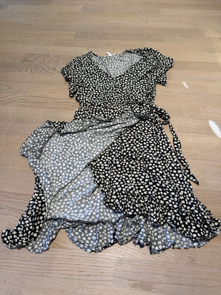 H&M Kleider: Umstandskleid mit Blumenmuster schwarz | Grösse M – Gebraucht aus Emmetten von coluna_6376 1