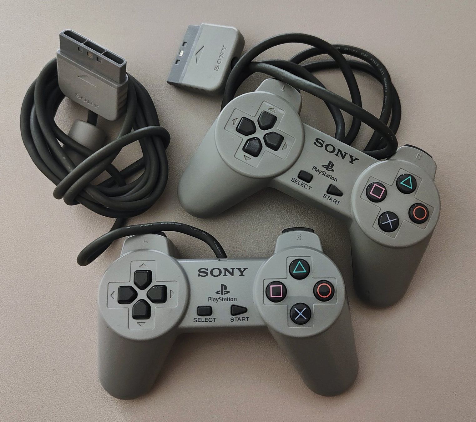 Sony Controller: Original Sony Playstation PS1 Controller (2 Stück) – Gebraucht aus Bern von