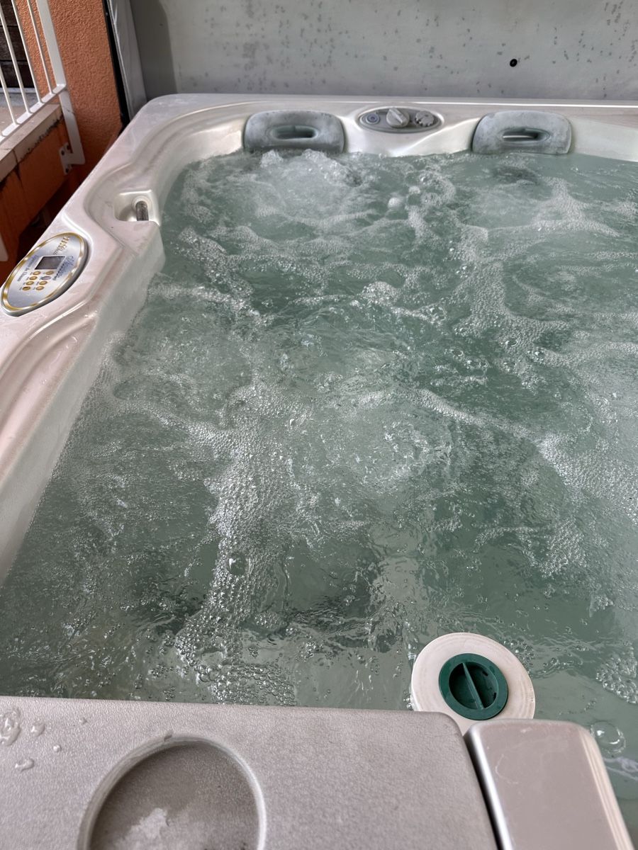 Whirlpool: Whirlpool Jacuzzi XXL – Gebraucht aus Bern von  7