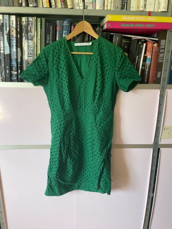 Schönes Sommerkleid in grün mit Spitzenstoff in Grösse 42