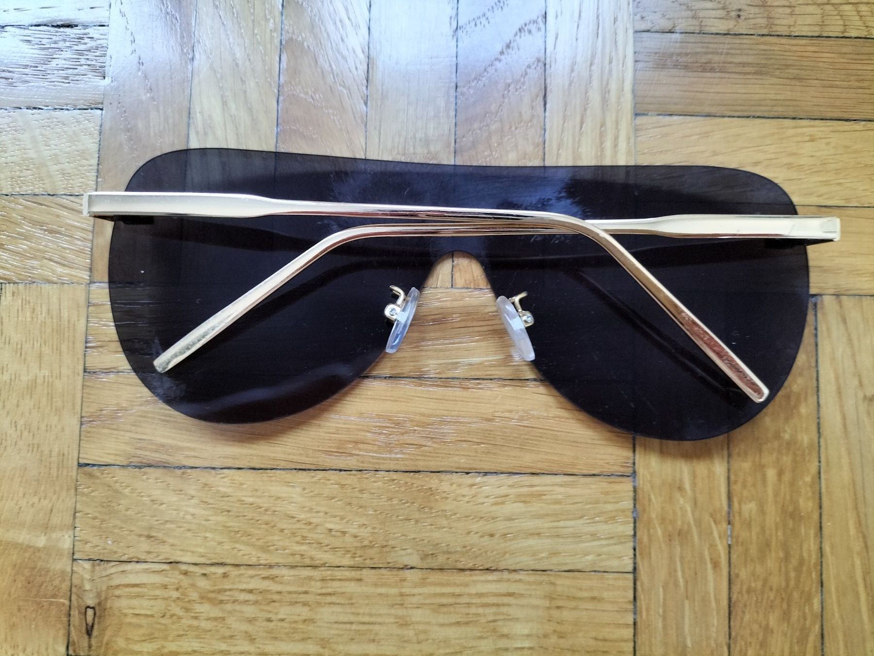 Occhiali & Lenti: Lunettes de soleil grand format monture dorée – Usato da Clarens venduto da fashionfou 1