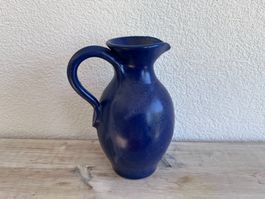 Beau broc bleu en céramique