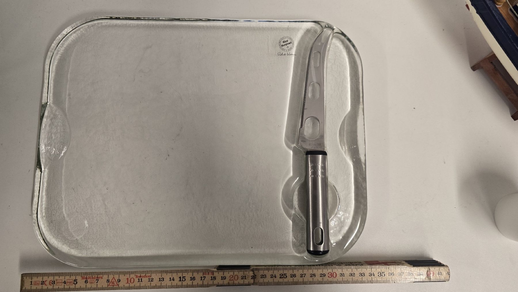 Glasi Hergiswil Piatti di portata: Servierplatte mit Messer Glasi Hergiswil – Usato da Tuggen venduto da Santasbag