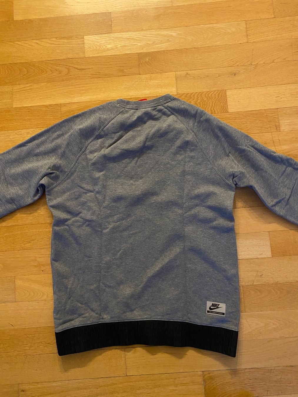 Nike Maglioni & Felpe: Nike International Pullover Sweatshirt Gr. M – Usato da Bern venduto da nic_8q67 1