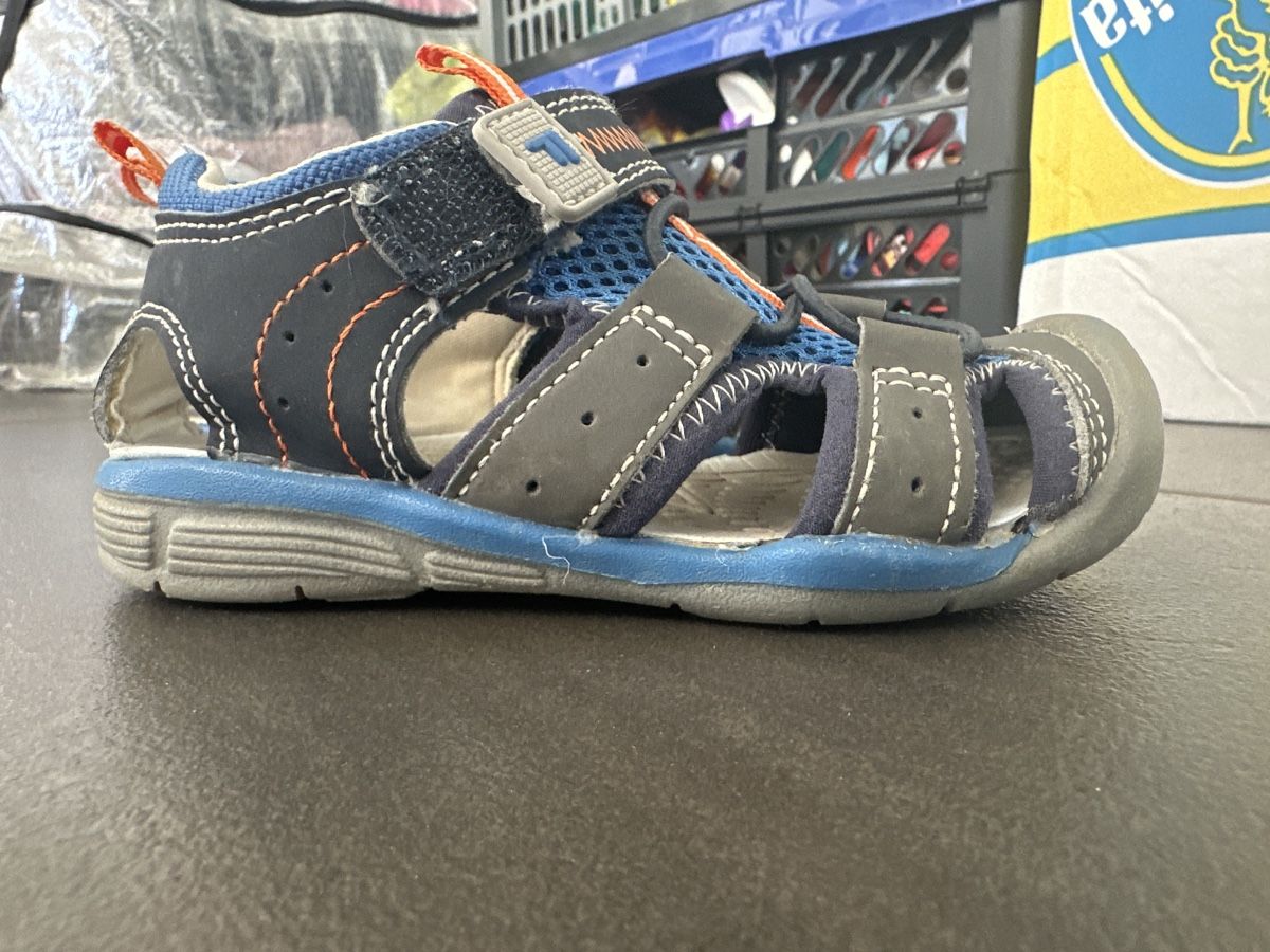 Scarpe per ragazzi: Fila Kinderschuhe/ Sandalen – Usato da Lenzburg venduto da Cowboy2000 3