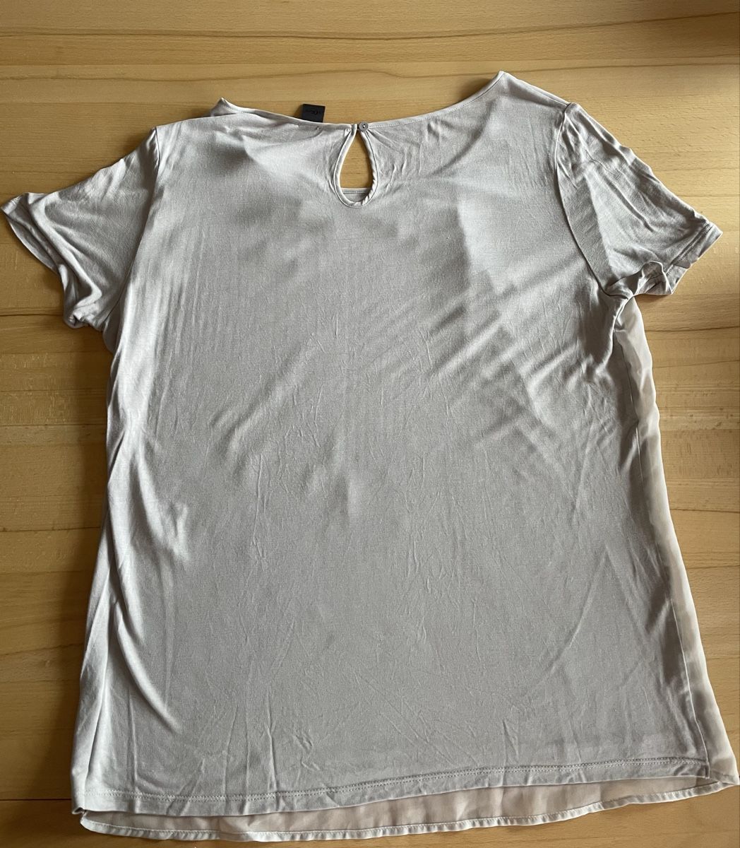 S.Oliver Chemisiers: Damen Bluse hellgrau mit Perlenbesatz neuwertig – D'occasion à Birmenstorf AG par JUNA72 2