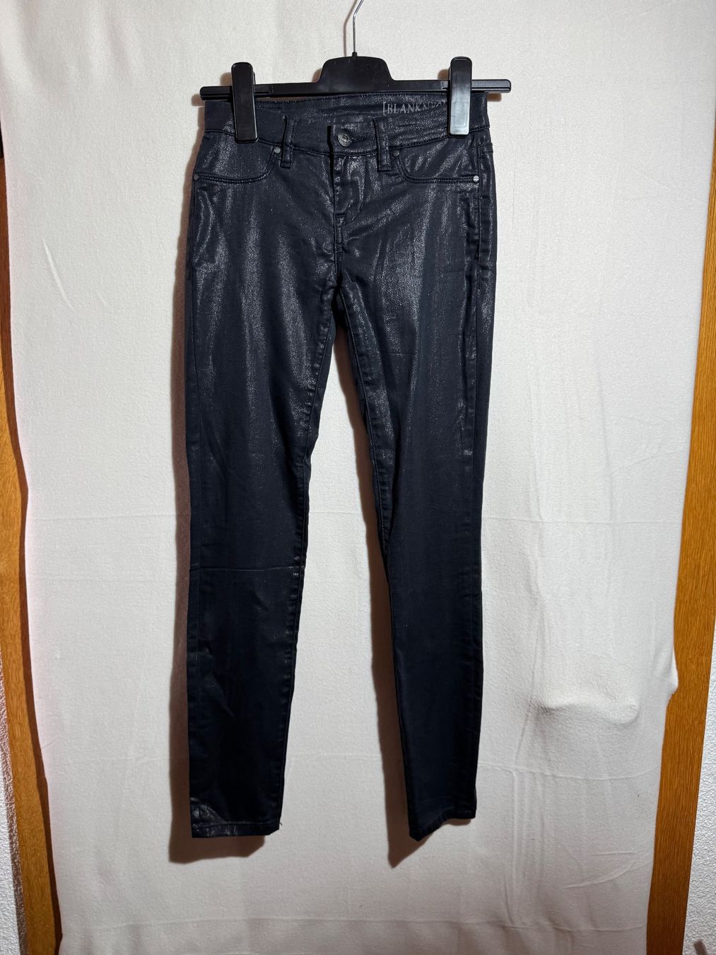 Jeans: Glänzende Jeans von Blanknyc Gr. 24 – Usato da Grosswangen venduto da SALE_SALE_SALE