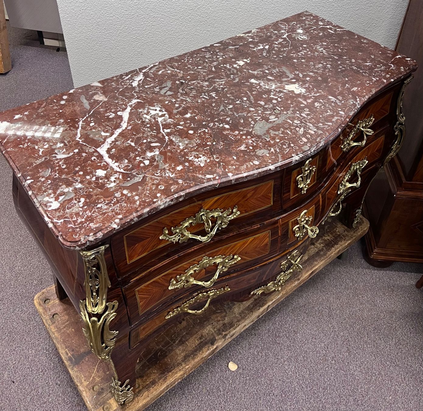 Cassettiere: Prachtvolle "Commode en Tombeau" , Paris um 1730 – Usato da Tecknau venduto da salzberg.ch 4