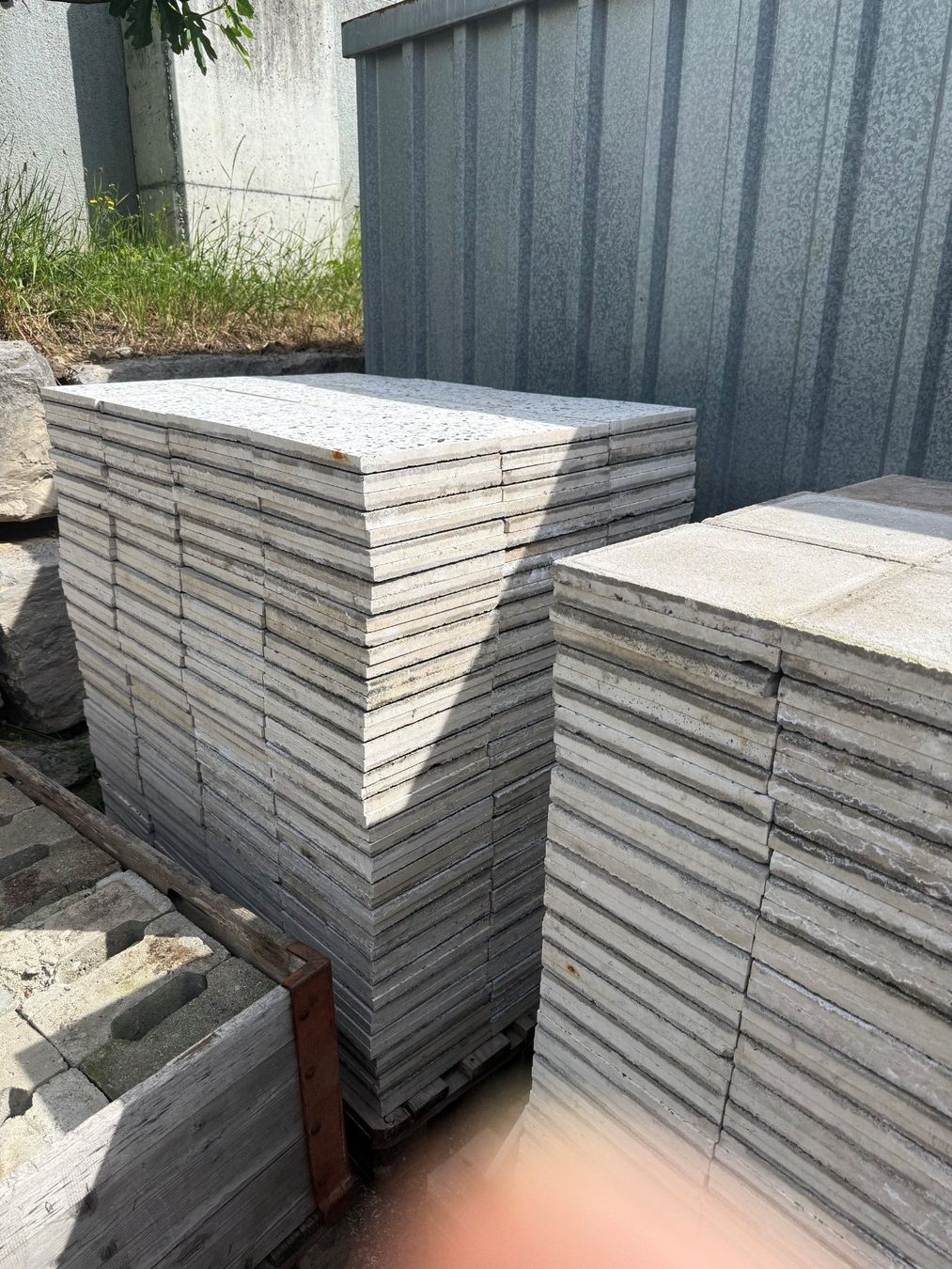 Bodenbeläge: 1100 Stk. Terrazzo-Platten 25x25x2.5 cm – Gebraucht aus Biel/Bienne von Popoff1 3