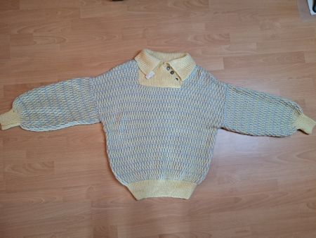 Aufwändig gestrickter Wollpulli hellgelb/hellgrau.
