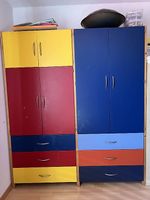 bunter Holzschrank mit Schubladen