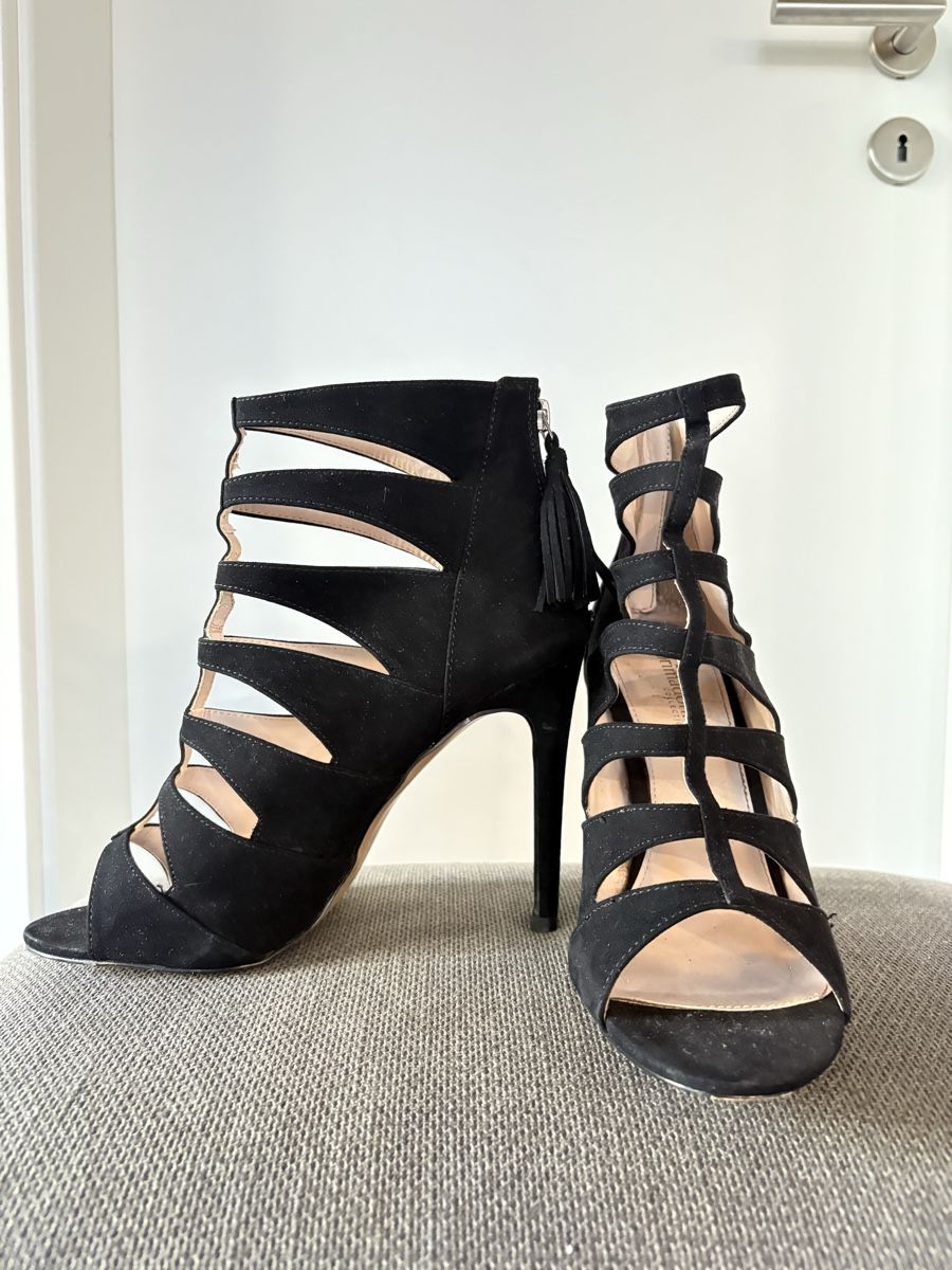 Scarpe da donna: Stivaletti neri con aperture decorative   – Usato da Camignolo venduto da noe_g9ln 1