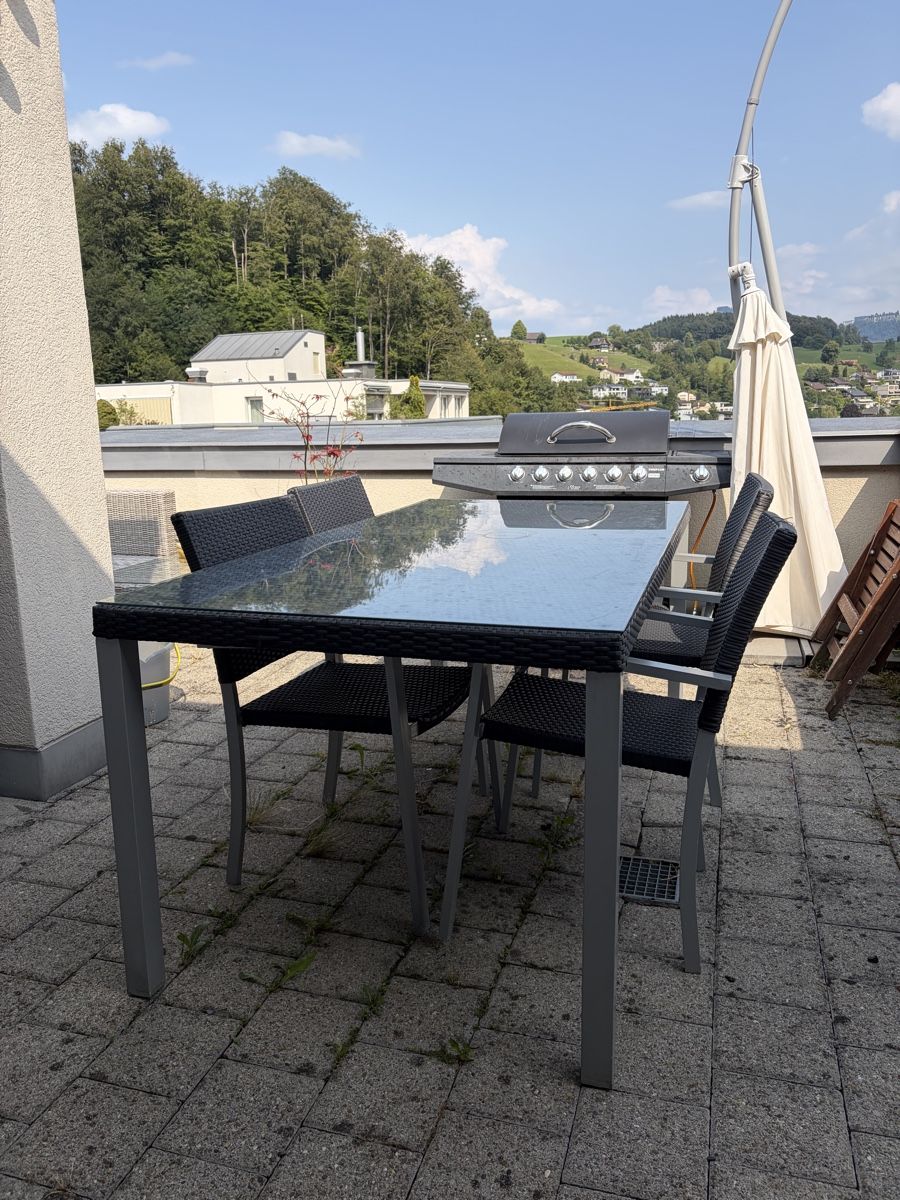 Tables: Gartentisch mit 4 Stühlen – D'occasion à Horw par MumfMufMuffin