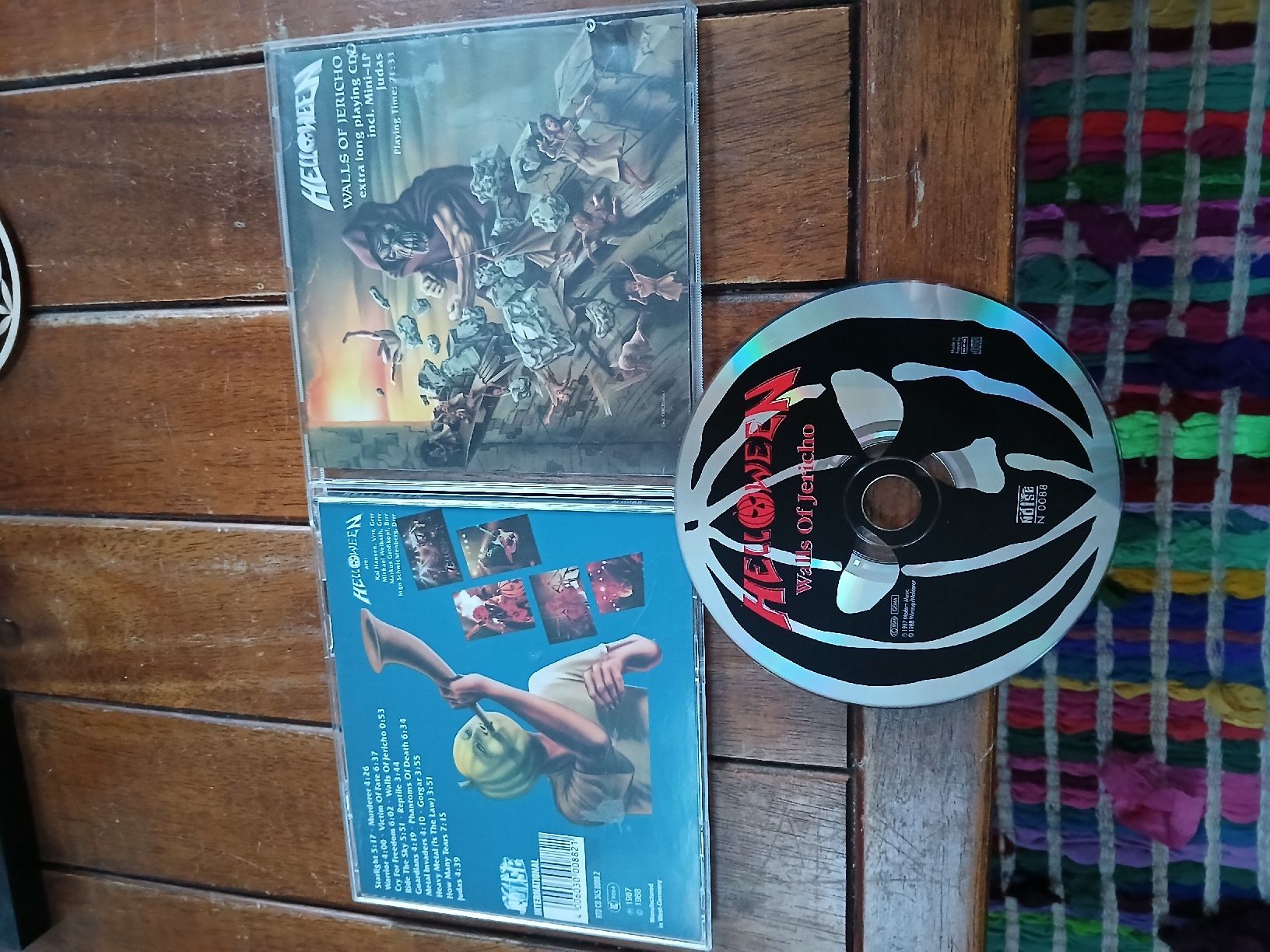 CDs: helloween- walls... – D'occasion à St-Cergue par VeganWarrior