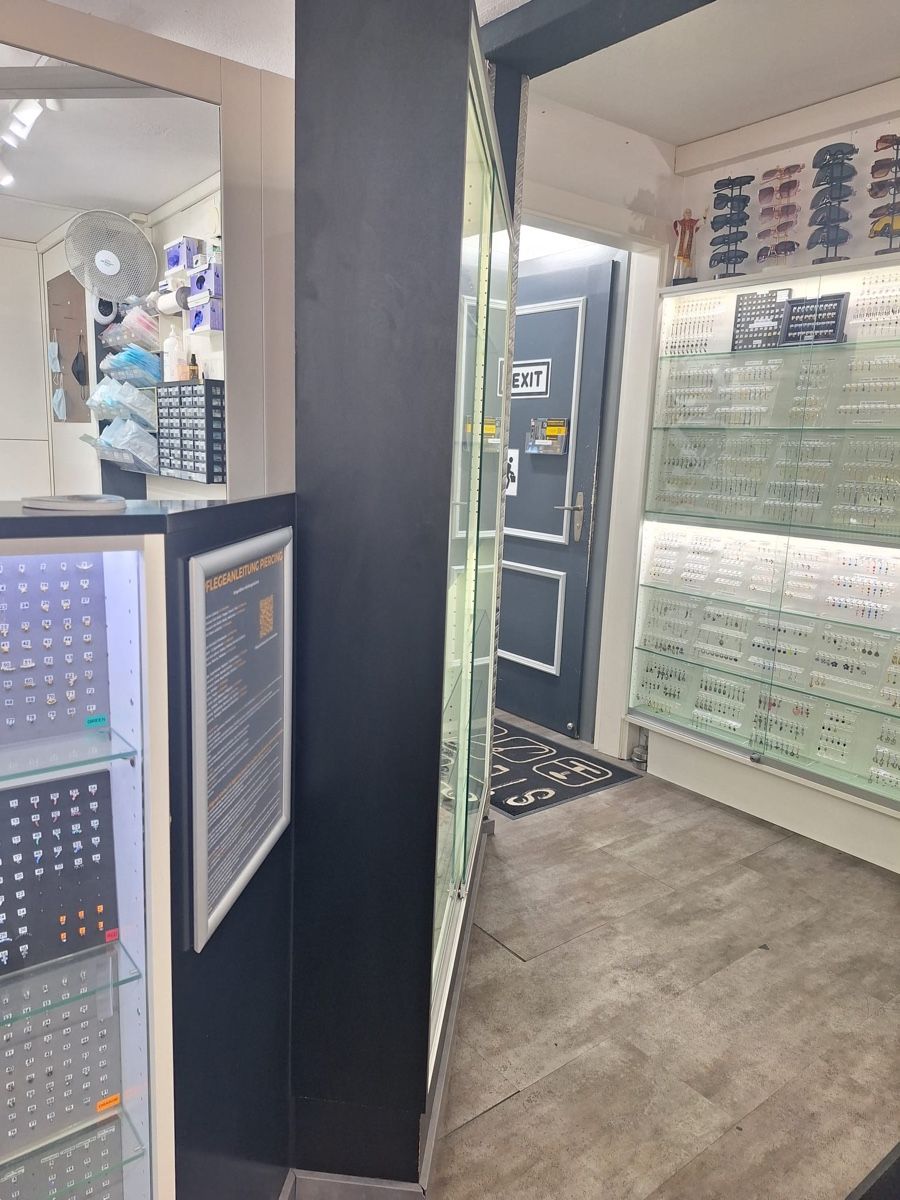 Vetrine: Vitrine mit LED und Gläser – Usato da Strengelbach venduto da KW. 1