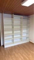 Raumwunder: Grosse weisse Regalwand