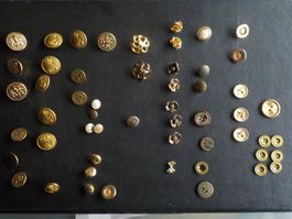 antike goldfarbene Knöpfe 54 Stück (16)