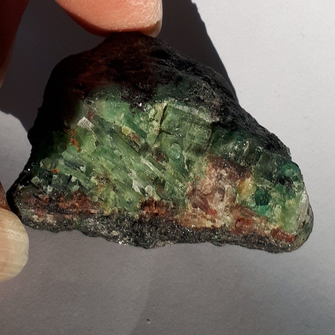 Minerali & Pietre curative: Smaragd Naturkristalle im Mutterstein – Nuovo (secondo la descrizione) da Pfäffikon ZH venduto da mrstone
