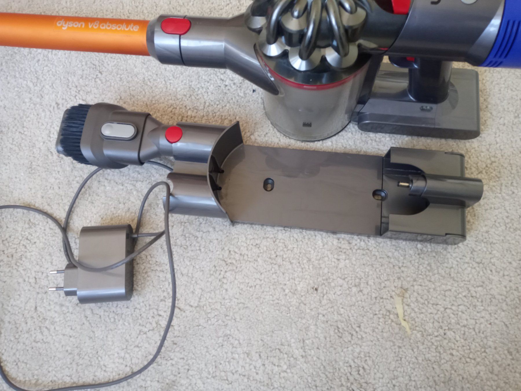 Dyson Aspirateurs & Accessoires: Handstaubsauger Dyson V8 – D'occasion à Prez-vers-Siviriez par Monija70 1