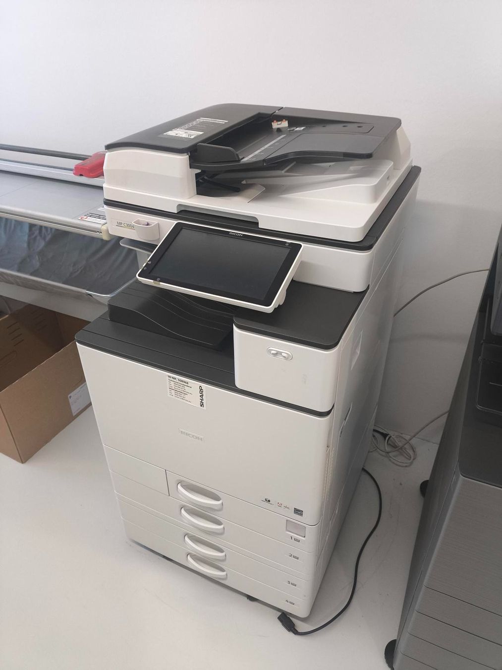 Ricoh Stampanti: Ricoh MP C3004 Multifunktionslaserdrucker – Usato da Basel venduto da SSAArchitekten 2