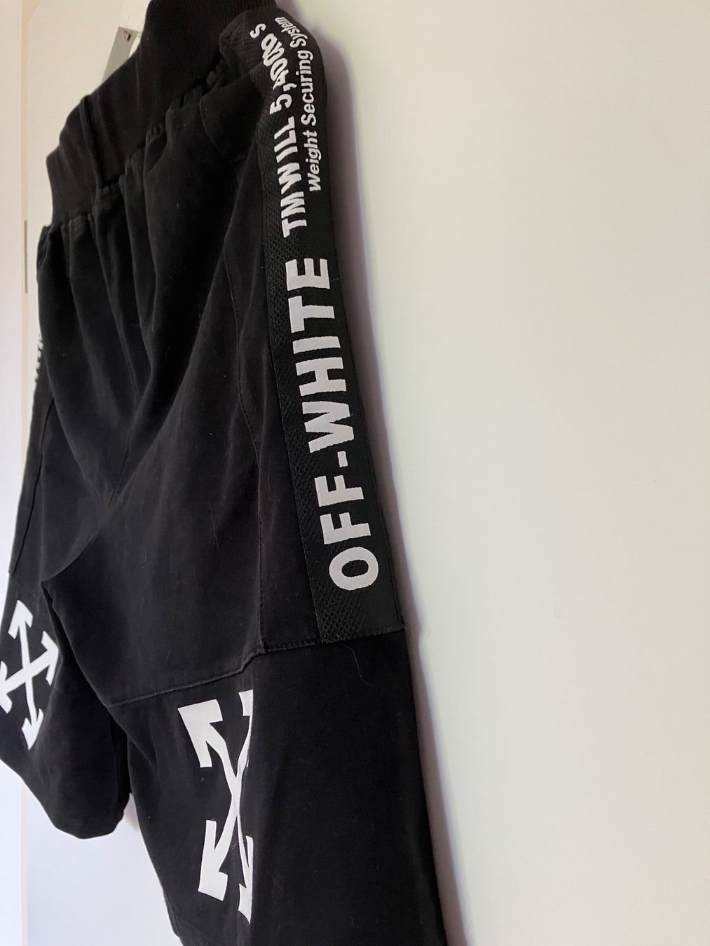 Off-White Pantaloni: Off-white Shorts – Usato da Huttwil venduto da Badi369 2