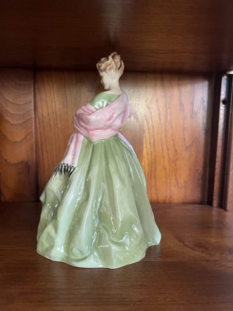 Royal Doulton Statuette: Royal Worcester "First Dance" Figurine by F.G. Doughty 3629 – Nuovo (secondo la descrizione) da Genève venduto da aud_5wsk 1