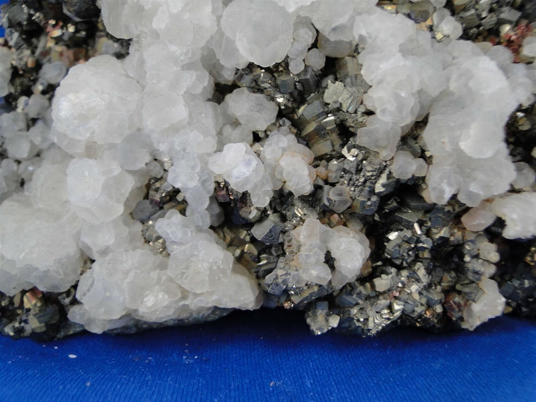 Mineralien & Heilsteine: Calcit (UV-Pink) auf Sphalerit – Gebraucht aus Schinznach Bad von Demerald 4