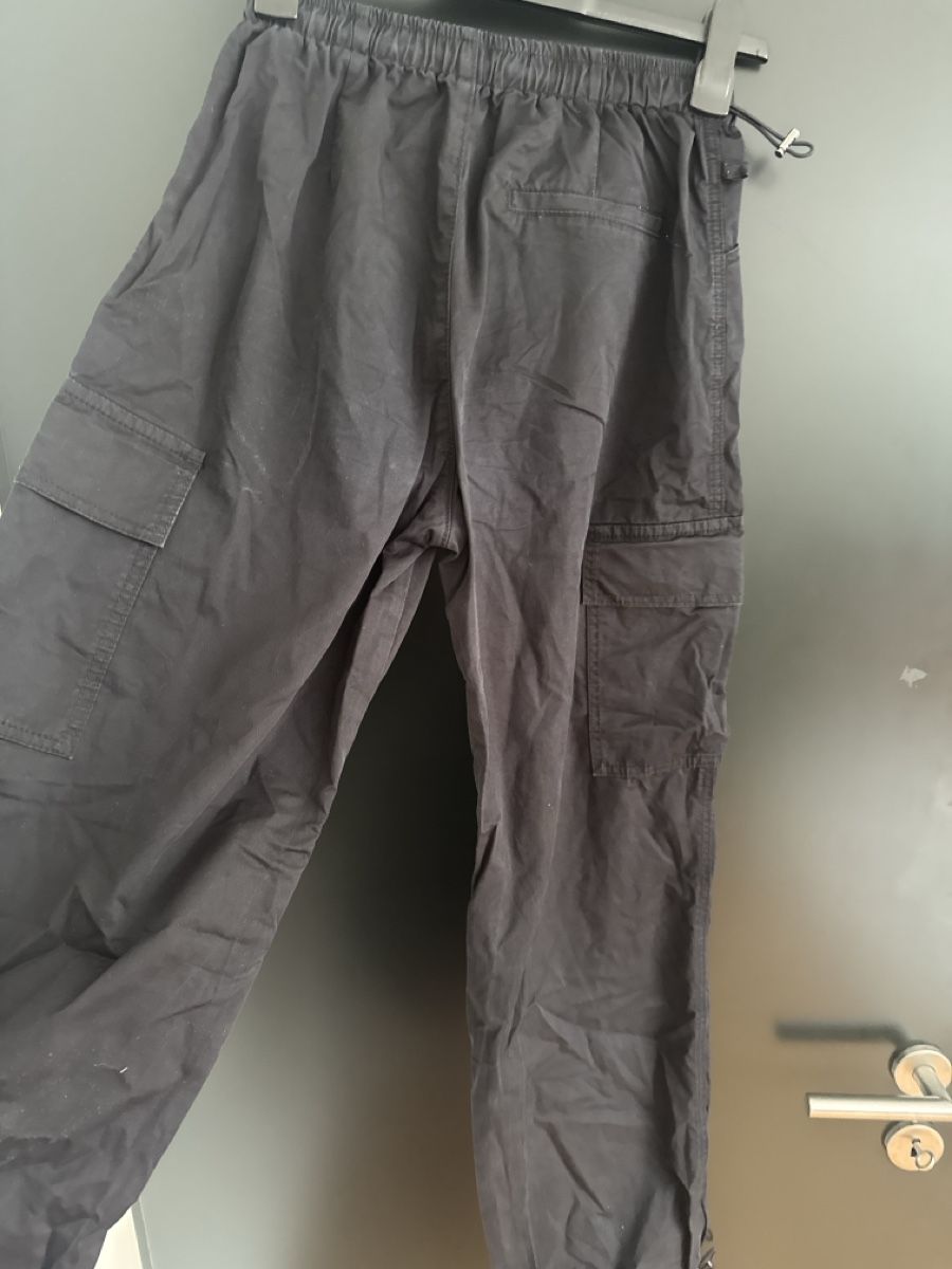 Pantaloni: Schwarze Cargo Hose / Wanderhose – Usato da St. Niklausen LU venduto da car_2562 1