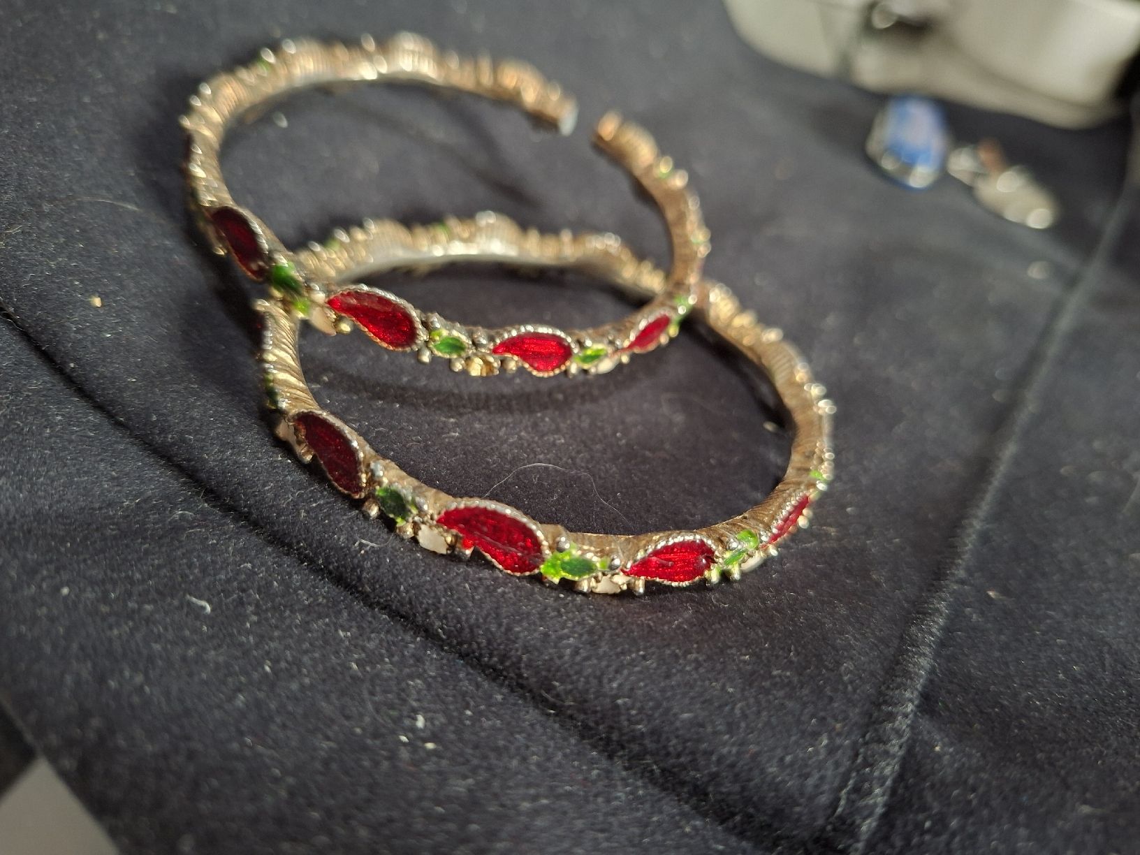 Bracciali & Braccialetti: Paire de bracelets – Difettoso da Tannay venduto da v1n1p00h 1