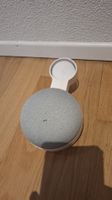 Google Nest Mini mit Ladeadapter und Halterung