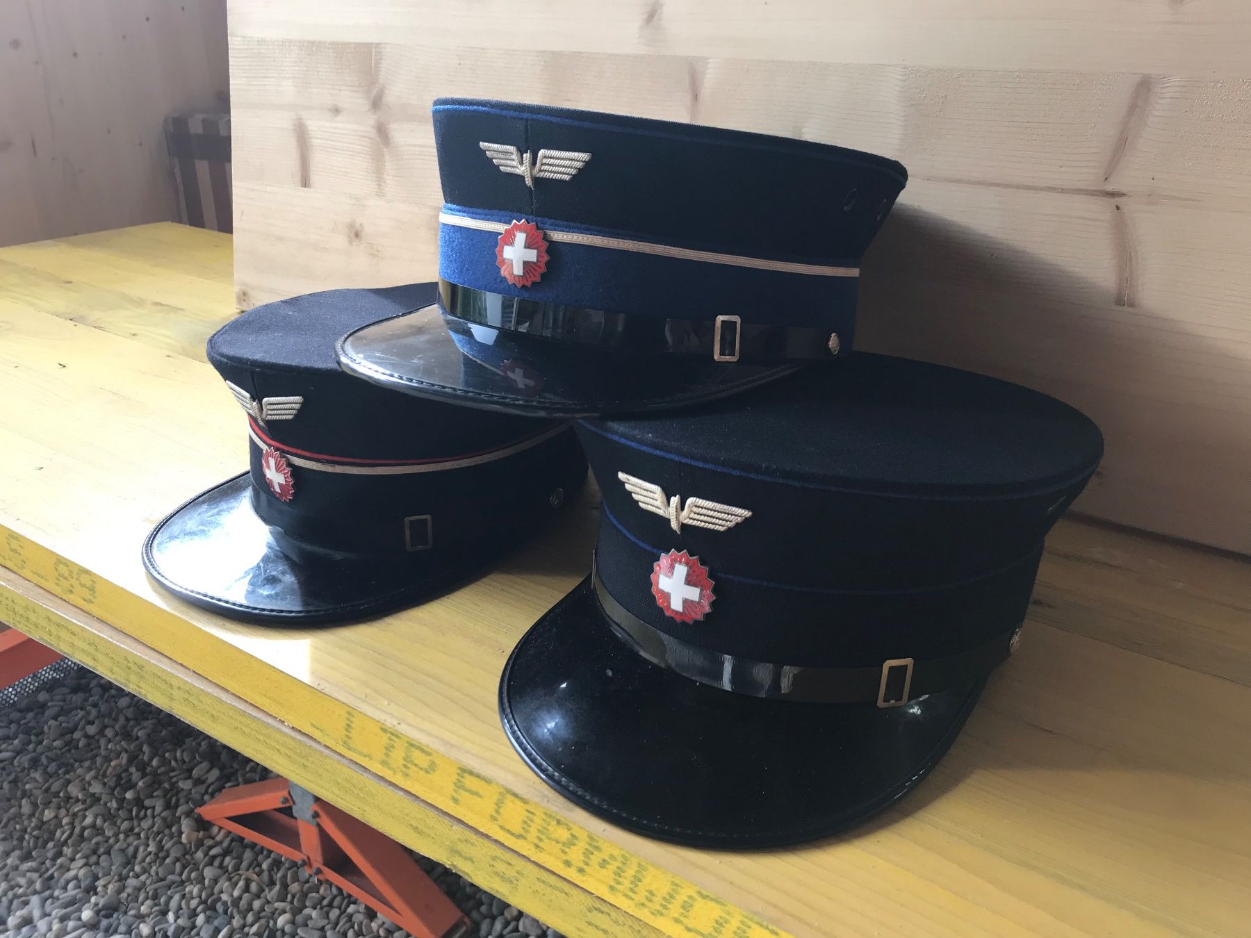SBB/CFF/FFS Uniformen: Lot mit SBB Mützen – Gebraucht aus Erschwil von Freitag1 1