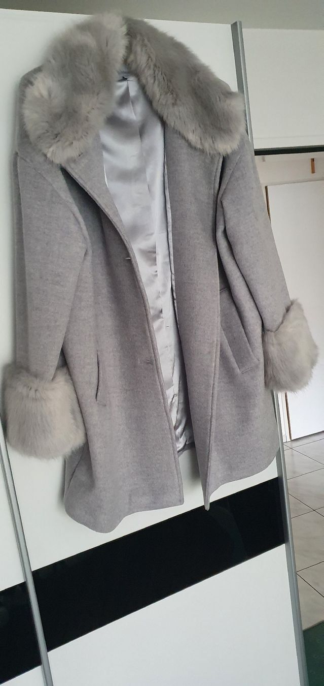Maddison Cappotti: Maddison Mantel Kunstfell Gr. 40 grau Winter Elegant – Usato da Oberlunkhofen venduto da dreihaselnuesse 1