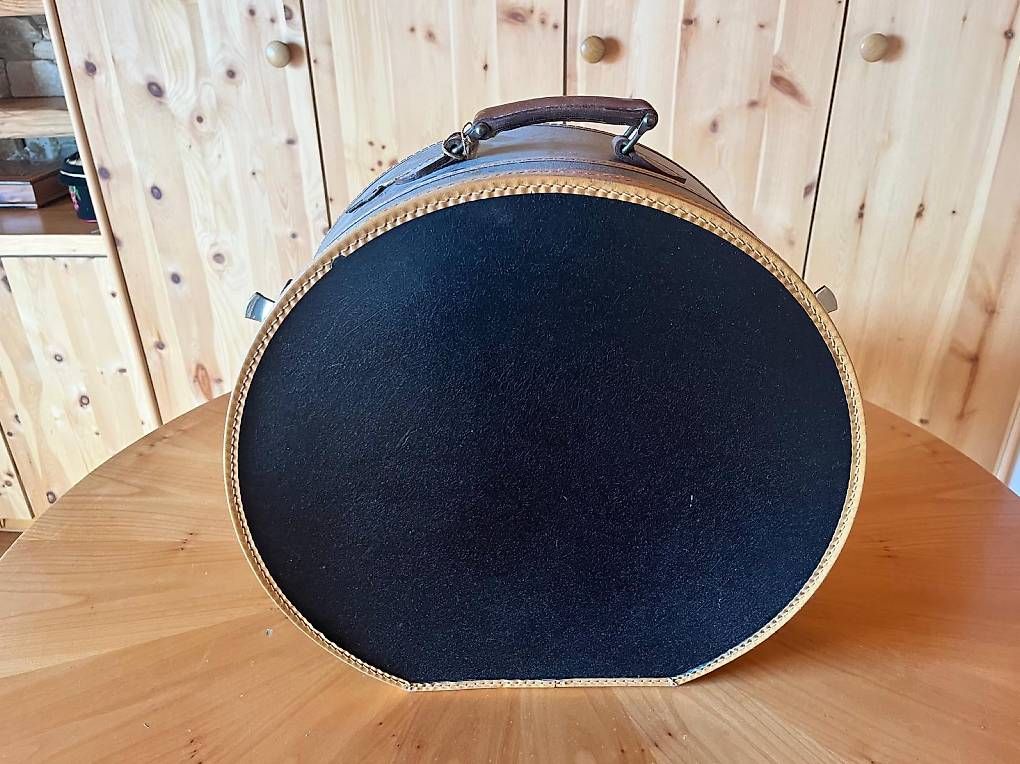 Copricapi, berretti & cappellini: Carton à chapeau – Usato da Sorens venduto da Janel02