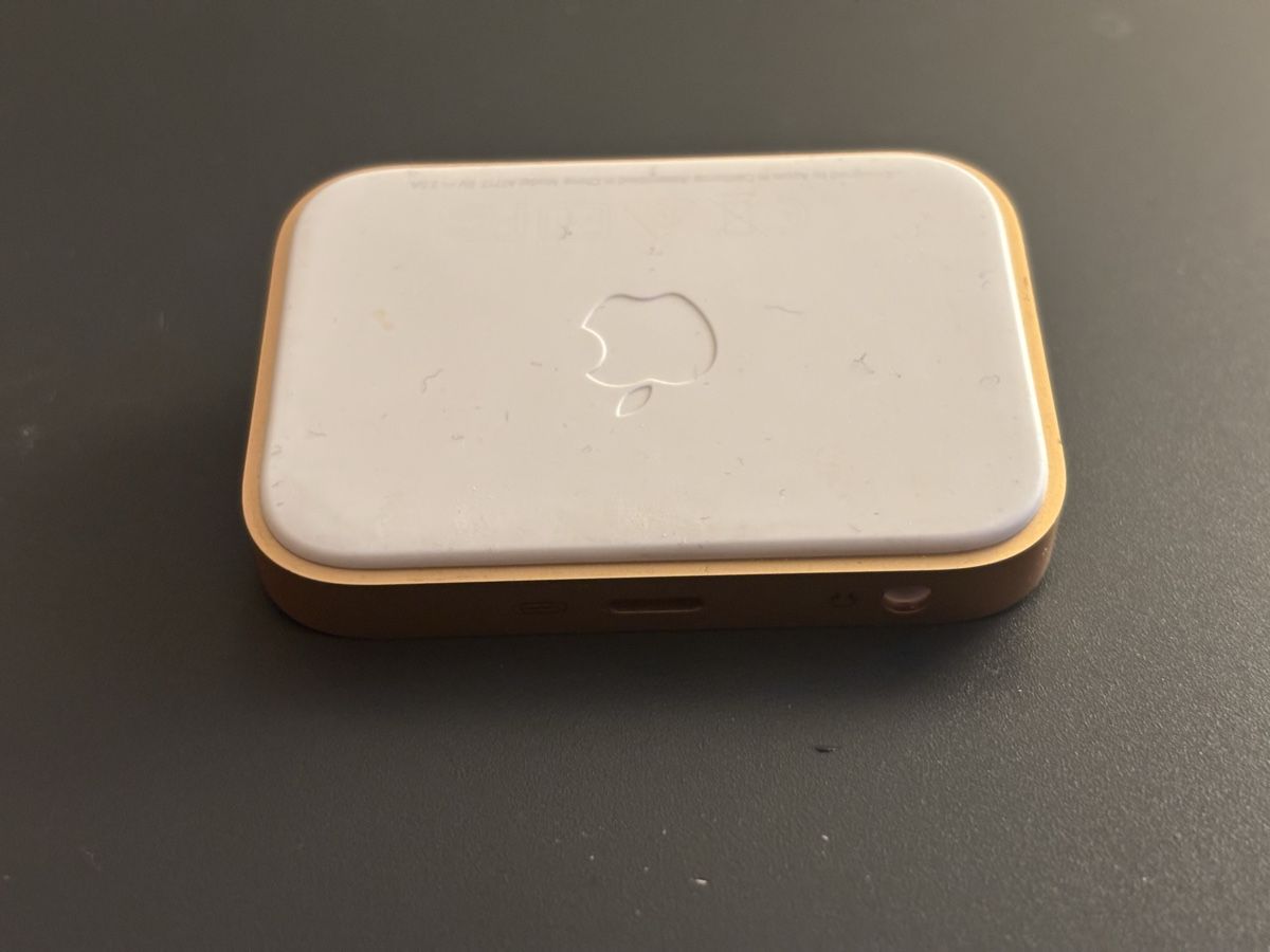 Docking station: Original Iphone Docking Station Gold – Usato da Zug venduto da Deks 3