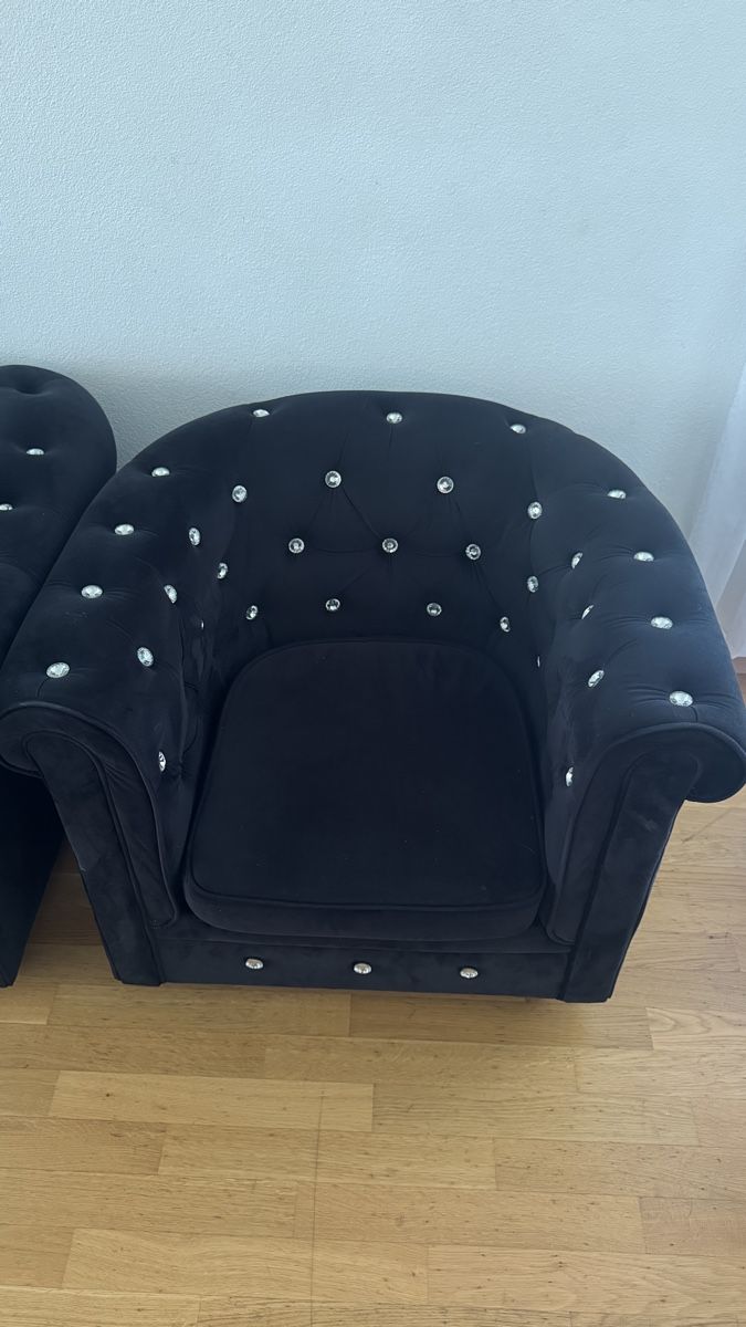Chesterfield Sofas: Schwarzes Chesterfield Sofa 3 + 1 – Gebraucht aus Neuendorf von B.Bolliger 1