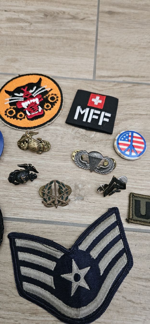 Placchette & Badge: lot insignes et pin's divers US et divers – Usato da Venthône venduto da piz_py9h 2