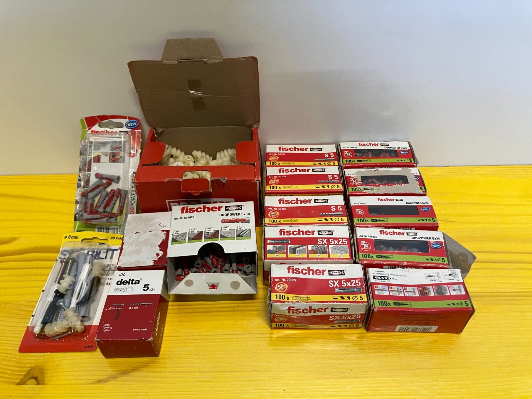 Tutti gli attrezzi: Post. div. Dübel und Regips Schrauben ab 1.- – Usato da Lichtensteig venduto da Buy24International