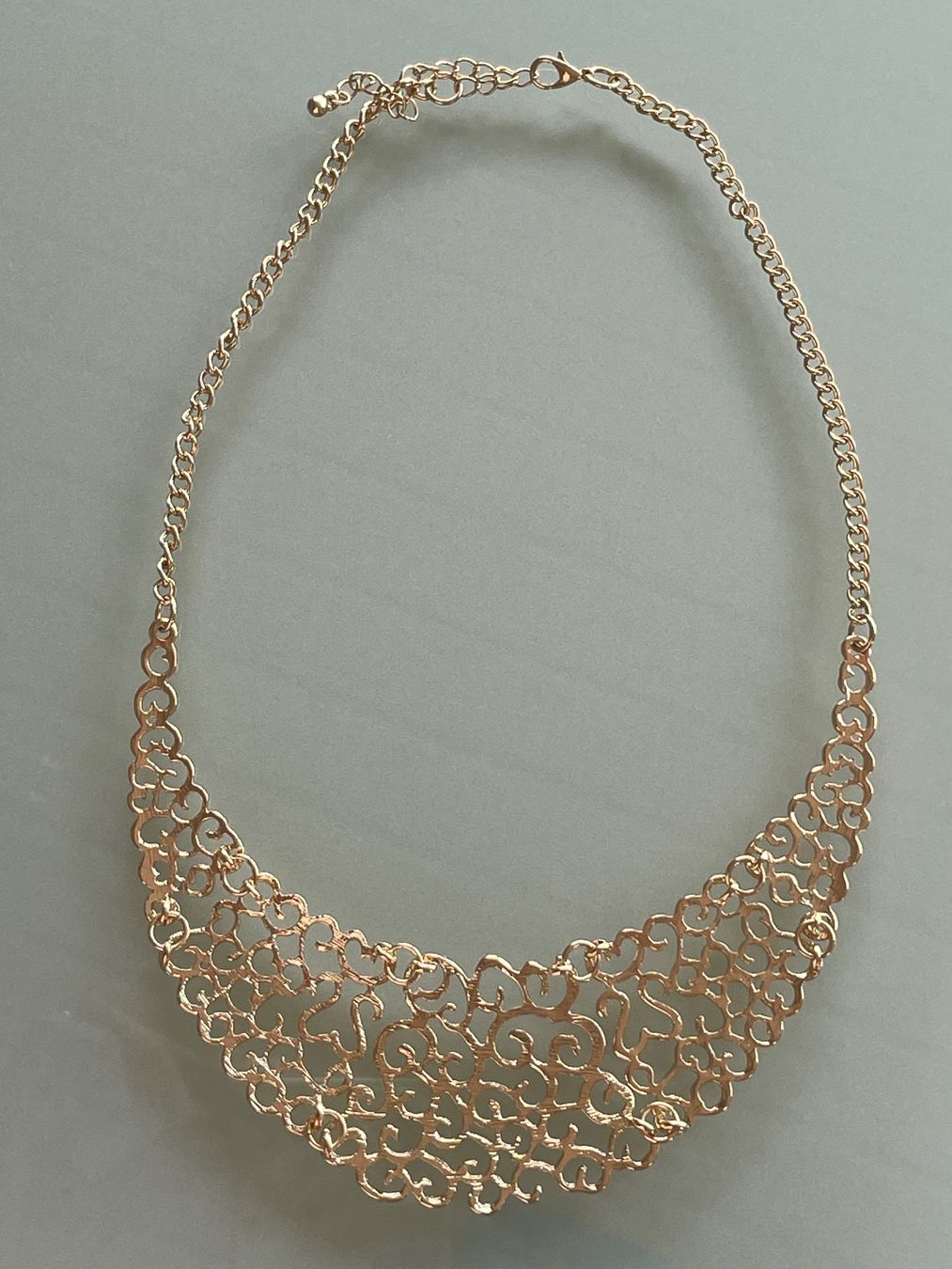 Catenine: Collier brodé doré jamais porté – Nuovo e nell'imballaggio originale da Vuadens venduto da Nina11 3