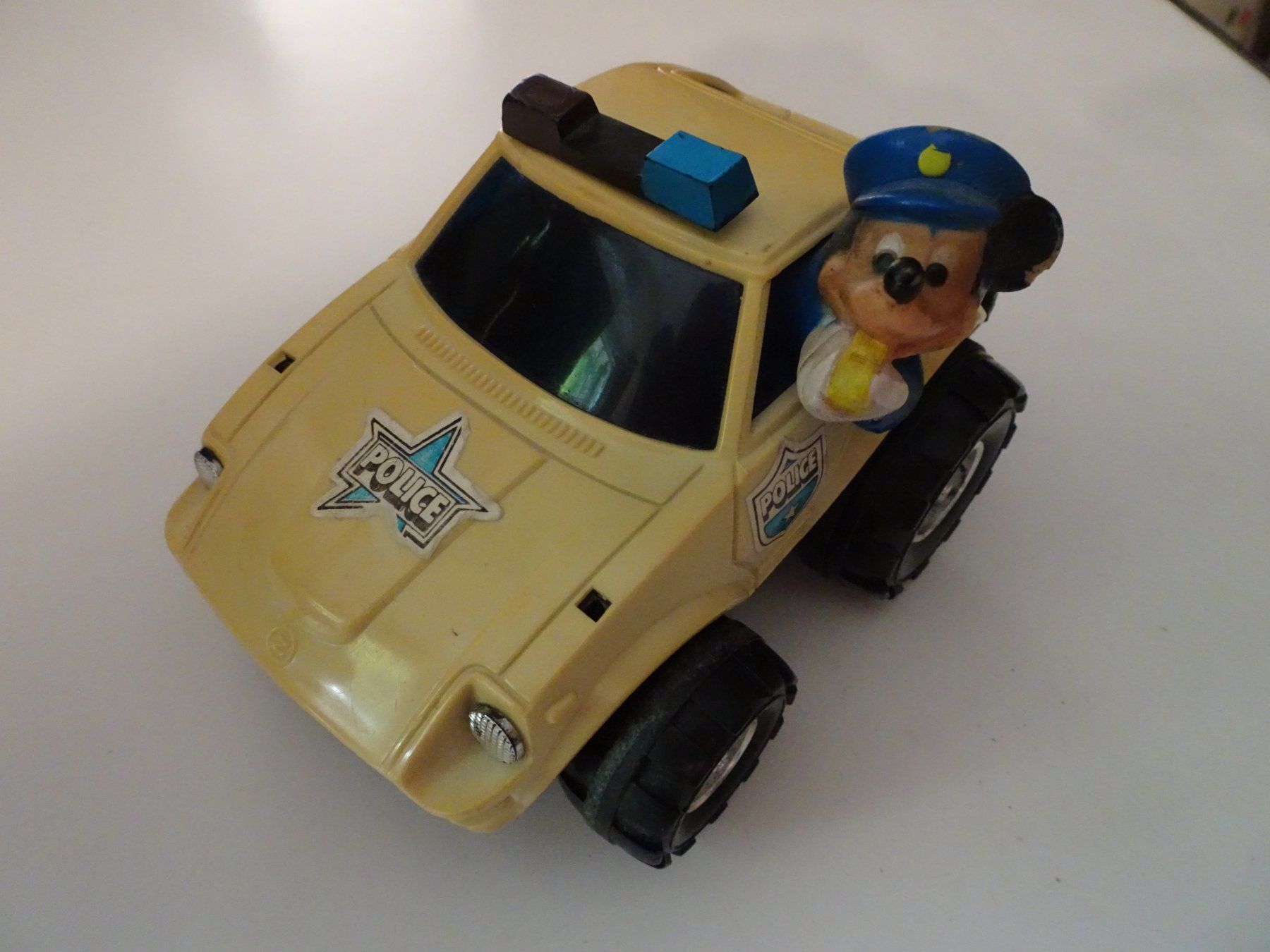 Disney Giocattoli: Micky Maus als Polizist im gelben Auto Comics – Usato da Schönenwerd venduto da schnitzunddrunter