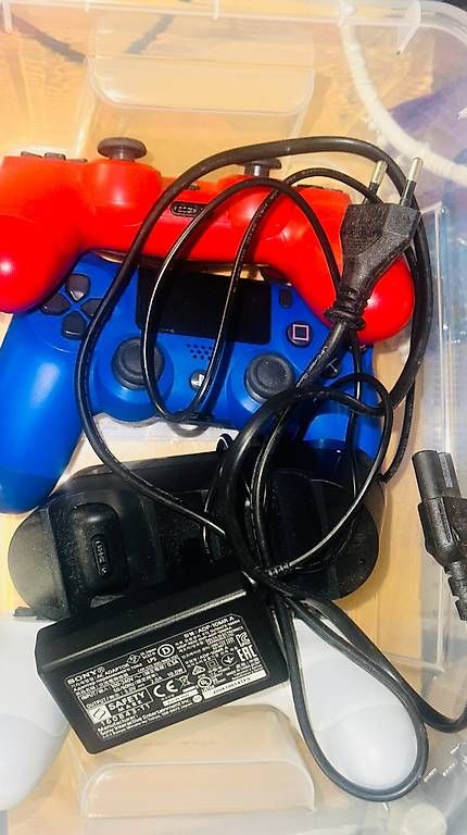 Konsolen: Sony PlayStation 4 Pro 1TB + 3 Controller + Ladestation – Gebraucht aus Fehraltorf von Cbs 2