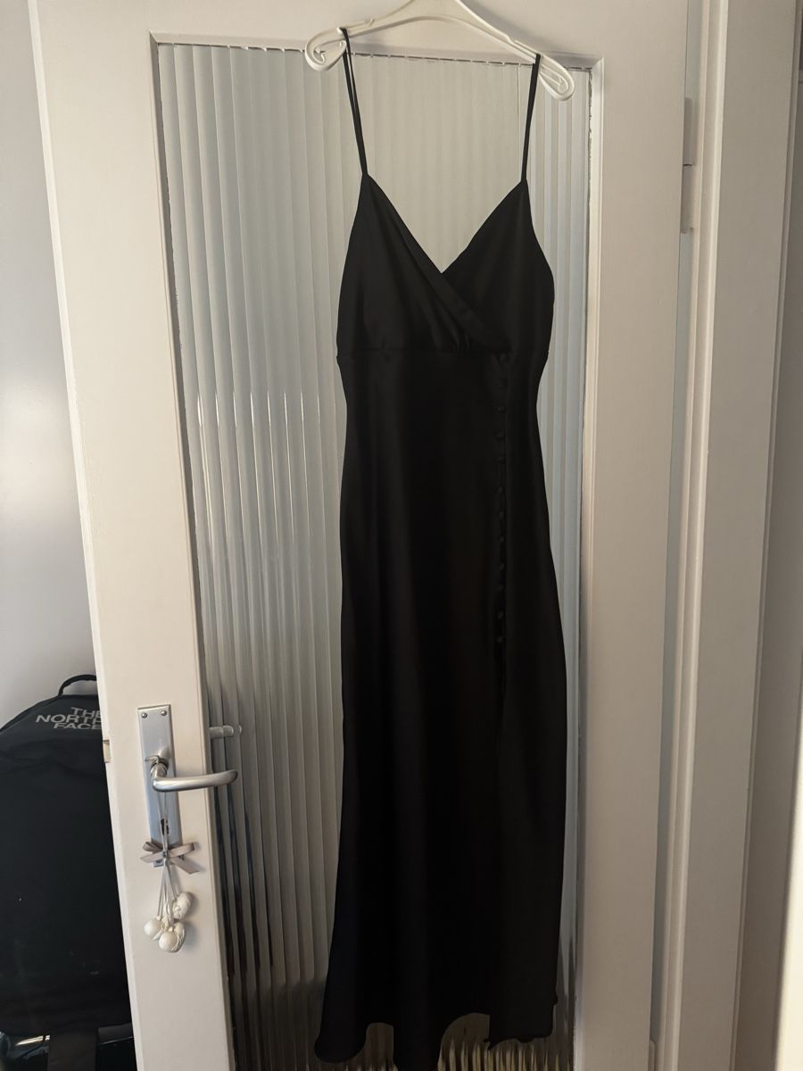 Zara Vestiti: Schwarzes Satinkleid von Zara Gr. M – Nuovo (secondo la descrizione) da St. Gallen venduto da mic_y2tq 1