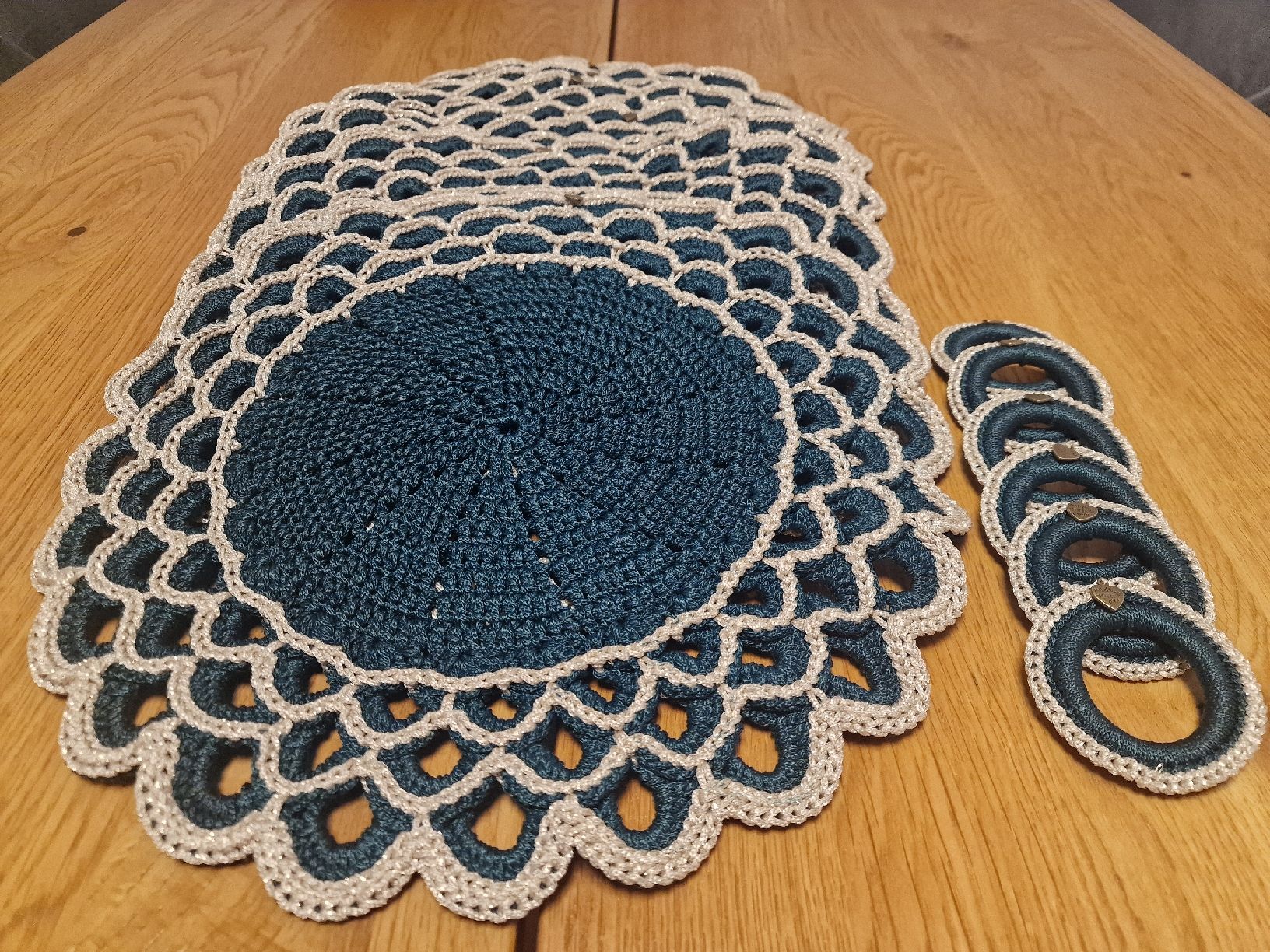 Set di tavolo e panche: Handgemachte Tischsets und Serviettenringe – Nuovo e nell'imballaggio originale da Amriswil venduto da gu80kaya 2