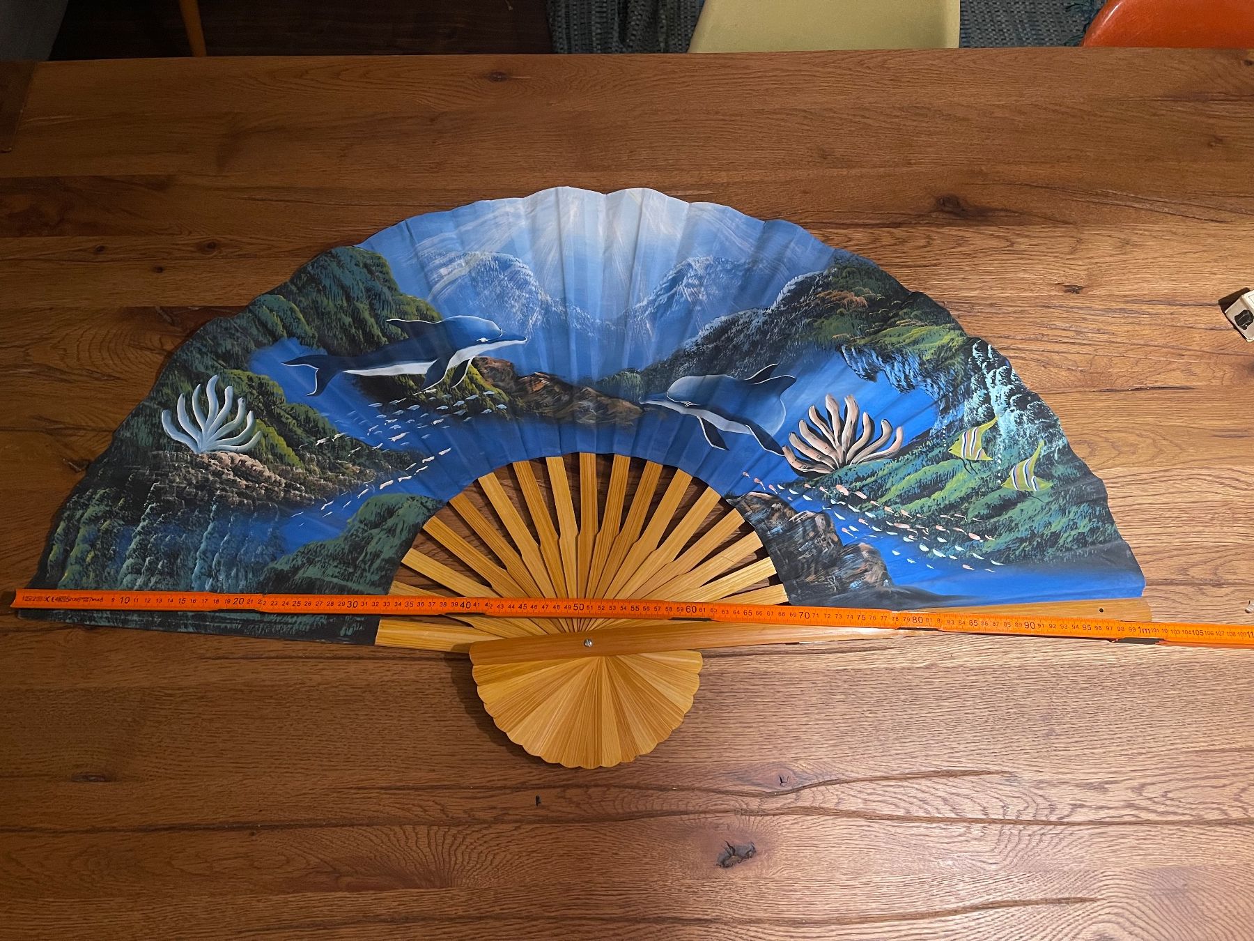 Tutte le decorazioni: Handbemalter Wunderschöner Wandfächer mit Delfin-Motiv 100cm – Usato da Zuerich venduto da Dorsi 1